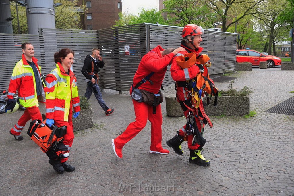 Gondel mit 2 Arbeiter blieb haengen Uni Center Koeln Luxemburgerstr P19.jpg